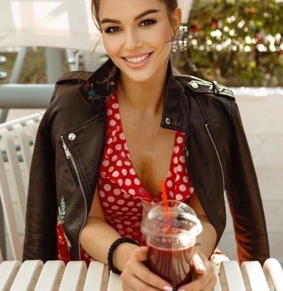 Alice is a VIP girl, tall, slender with big breasts and a beautiful smile. She is bubbly and friendly. Next to such a beautiful girl, you will feel like a real king.