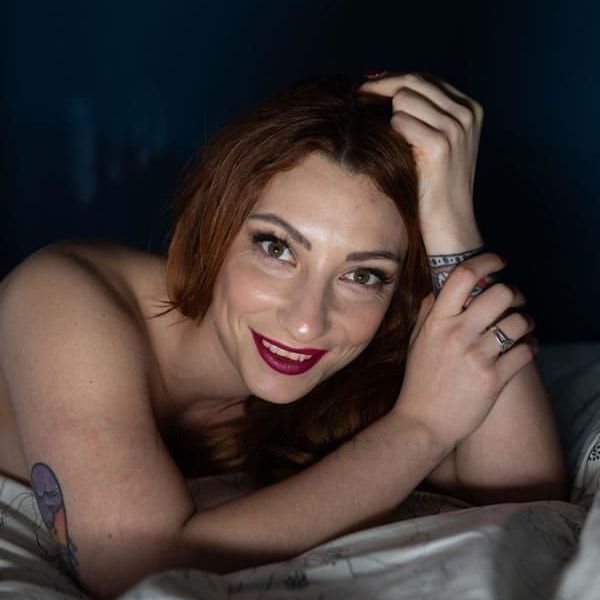 Hola. Soy Lucía, una joven vasca universitaria abierta y extrovertida. Imaginativa y aventurera, me gusta disfrutar de la vida y sus placeres y hacerlo junto a gente como yo, natural y afable. Me apasiona coleccionar experiencias y conocer gente. Cuando me siento en un ambiente de confianza, soy muy dulce y cariñosa. Mi cultura y preparación, además, me permiten sentirme cómoda en cualquier ambiente en el que se requiera clase y saber estar. Quien me conoce sabe que soy una excelente compañía para salir de copas, ir a cenar, hacer un viaje, acudir a un estreno... El recuerdo que dejo en los demás es siempre tan grato como imborrable.
