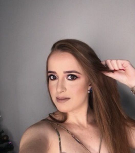 Olá meus amores, sou uma acompanhante de luxo, formada no estilo namoradinha inteligente. Sou baixinha, tenho 1.59 de altura, pés numeração 34/35 e sou ruiva natural. Sou bem simpática, comunicativa e procuro alguém bem sucedido. Sua noite será inesquecível, adoro ir em eventos, boates, jantares e algo mais.Horário de atendimento das 23:30 às 15:00 horas.Cachês: R$ 200,00 – 30 minutos, oral R$ 350,00 – 1 hora