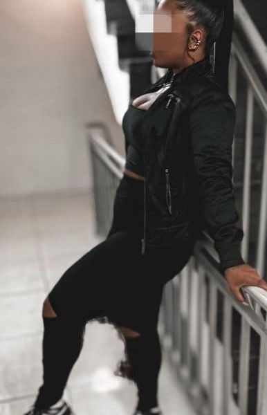Hola señores soy una hermosa mujer negra, única en su tipo, con piel dorada bronceada y satinada, un rostro sexy y hermosos ojos negros penetrantes. Deja que mis fotos te cuenten un poco más... Mis encuentros son siempre únicos y diversos, agradezco la compañía que me puedas brindar, quiero transformar un encuentro en un momento especial intenso y recíproco. Soy muy selectiva, prefiero a las personas respetuosas, por eso favorezco las reuniones de calidad para que sean todo un éxito! Me gusta sobre todo, crear a mi alrededor un ambiente y un ambiente cálido. No tengo tabúes y puedo ir contigo, los