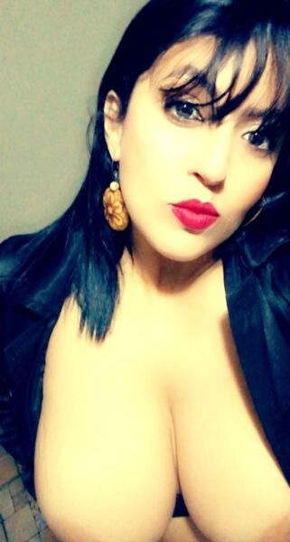 Olá meus amores, em meu atendimento sou uma pessoa calma e rola várias posições. Chupetinha sem camisinha, espanhola e anal.Cachês: R$ 150,00 – 30 minutos R$ 200,00 – 1 hora R$ 300,00 – Completo, com anal.