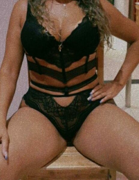 Olá meus amores, tenho 34 anos. Sou loira, safadinha, fogosa, bumbum grande e seios fartos. Além de muito gostosa, sou divertida e uma ótima ouvinte, sou comunicativa, garantindo assim momentos deliciosos e prazerosos. Sempre em curta temporada na cidade. Quero me aventurar e fazer cada minuto valer a pena. Venha sentir essa energia que te espera. Gosto de sexo, meu atendimento é bem completo, tudo na medida certa. Faço oral com camisinha e vaginal bem gostoso em várias posição. Te espero para um sexo muito gostoso.Horário de atendimento: 24 horasCachês: R$ 130,00 – 30 minutos R$ 200,00 – 1 hora.