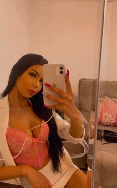 Atendimento 24 horasCachê a combinar❤️Acompanhante para homens que gostam de um sexo com vontade. Tenho 20 anos, sou carinhosa, atenciosa e safada, fazendo com que o momento seja bem natural e inesquecível. Não gosto de nada mecânico, gosto de estar bem a vontade com quem eu encontro e realizo fetiches.