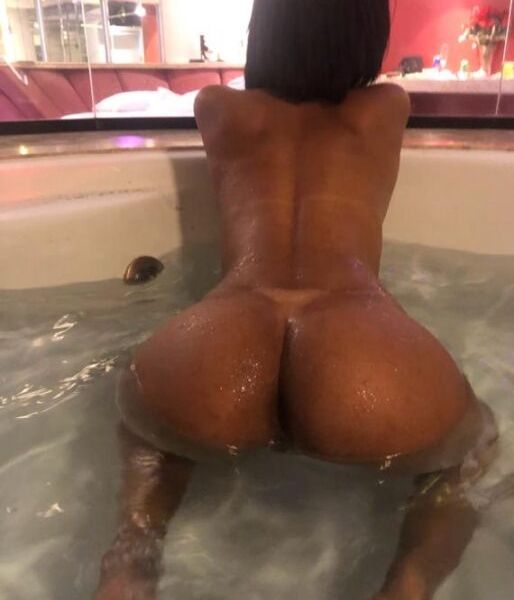 Olá, amores. Novinha, seios naturais, cintura fina e bumbum durinho! Venha se deliciar comigo, faço um maravilhoso oral bem babado até você delirar e pedir para meter na bucetinha! Não perca tempo e venha me conhecer.Horário de atendimento: Das 10:00 às 22:00 horasCachê a combinar.