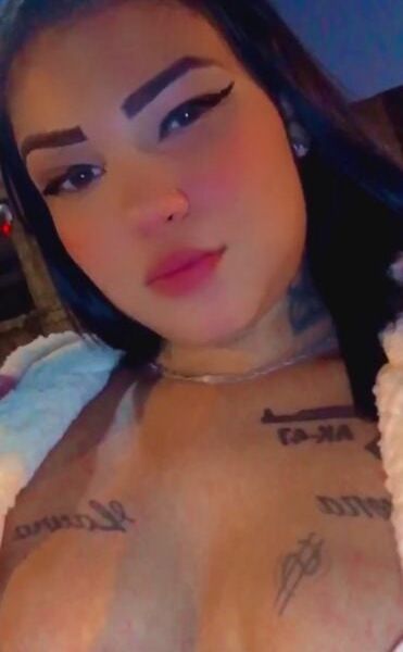 Olá, amores. Tenho 20 anos, sou uma linda acompanhante de 1.50m de altura, pele branca, cabelo preto, seios fartos, bumbum lindo e tatuado para você se deliciar. Meu atendimento é super tranquilo e nada apressado, gosto muito do que faço, meu prazer é te dar prazer. Faço estilo namoradinha, mas também gosto de um sexo bem pegado, não faço sem camisinha, não insista. Me resguardei para fazer anal por bastante tempo, agora venham experimentar essa ótima experiência, estou louca de tesão, vamos transar gostoso e fazer aquela finalização anal deliciosa.Horário de atendimento: Das 09:00 às 19:00 horasCachê: R$ 130,00.CONTEÚDO EXCLUSIVO: https://hotdreams.com.br/NicollyFerraz2