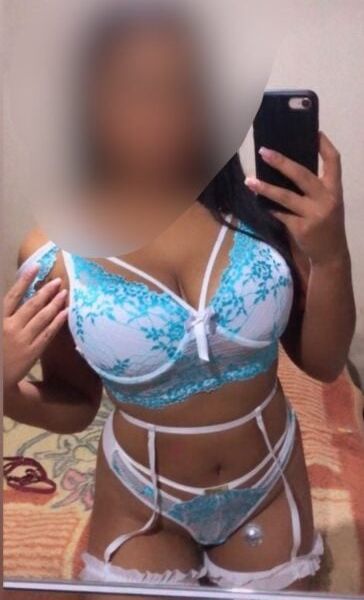 Tenho 19 aninhos, morena, olhos castanhos escuro e 1.54m de altura. Observações: não faço sexo anal, o restante faço de tudo.Horário de atendimento: Segunda a sábadoCachê: R$ 500,00 – 1 hora.