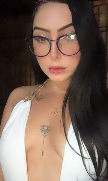 Olá! Ficarei feliz em te atender! Tenho 23 anos e trabalho nessa área há 4 anos. Já participei de um filme no Xvideos quando tinha 19 anos. Estou pronta para proporcionar muito prazer a você.Horário de atendimento: Das 14:00 às 21:00 horasCachê: R$ 300,00 – 45 minutos.