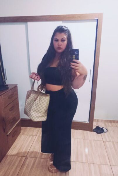 Estilo namoradinha, bem gostosa e sem frescura. A mulher ideal para sair da rotina, com bom papo e sou bem extrovertida. Nosso encontro será maravilhoso. Adoro sair com casais e fazer inversão. Também realizo fetiches. Atendimento com discrição garantida.Horário de atendimento: 24 horasCachê: R$ 200,00 – 1 hora.