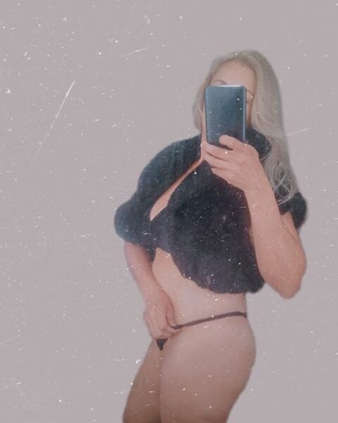 Coroa insaciável, sexo gostoso com discrição. Olá, meus amores. Vocês que gostam de uma mulher mais experiente e extremamente safada, que gosta do que faz e, acima de tudo, com total discrição, venham me conhecer. Estou esperando vocês para fazermos aquele sexo gostoso, com direito a tudo o que vocês gostam, oral babadinho, bucetinha quente e sempre molhadinha, esperando para dar aquela sentada gostosa.Atendo em meu apartamento particular e motéis. Somente com horário marcado.Horário de atendimento: Das 10:00 às 18:30 horasCachê: R$ 120,00 – 30 minutos.