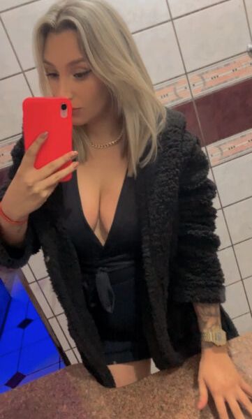 Sou uma garota gaúcha recém-chegada na cidade. Sou atenciosa, carinhosa e sem frescura. Tenho seios e bumbum fartos, cintura fina, cabelos loiros e um rosto lindo. Não possuo local próprio, mas aceito pagamento apenas via PIX ou dinheiro.Horário de atendimento: 24 horasCachê a combinar.