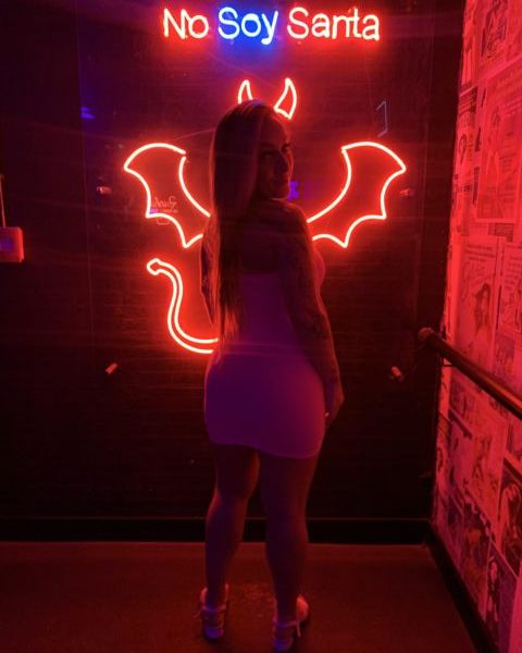 Sou uma mulher simpática, loira de cabelos longos e bronzeada. Sou carinhosa, atraente e tem um estilo “namoradinha safada”, pronta para realizar seus desejos mais secretos. Com curvas perfeitas e uma sensualidade encantadora, sou uma opção de alto nível para homens de bom gosto.Horário de atendimento: Das 09:00 às 02:00 horasCachê a combinar.
