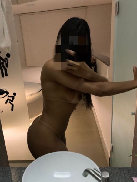 Olá. Sou uma mulher morena, alta e natural, com uma bela marquinha de biquíni e um corpo irresistível. Sou discreta, educada, simpática e bem humorada, além de ser uma ótima ouvinte. Tenho algumas tatuagens que, por questões de privacidade, são cobertas com maquiagem. Meu atendimento é sem pressa e priorizo muito a higiene para garantir encontros agradáveis. Se estiver realmente interessado, entre em contato pelo WhatsApp para marcar um horário e desfrutar de momentos de prazer.Horário de atendimento: Segunda a sexta, das 11:00 às 17:00 horasCachê: R$ 450,00 – 1 hora.