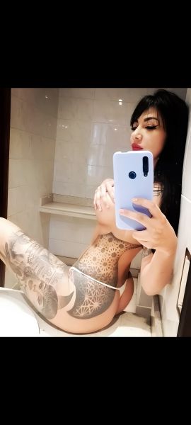 Soy Juliana, una educada y hermosa escort ocasional, disfruto conocer hombres discretos y solventes, mi trato es muy natural, una velada con algunas copas, una buena conversación y que el momento pueda ser llevado a un clímax total, la diversión y la sensualidad me definen. 