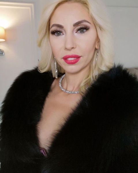   Super bust blonde escort in Den haag