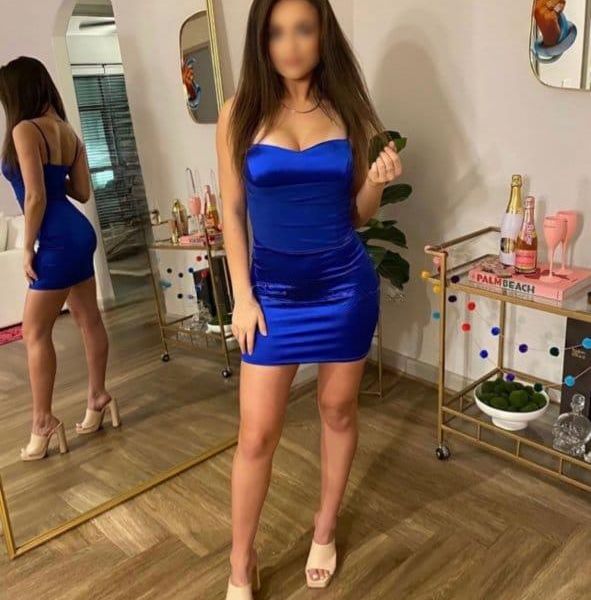 Monica ist eine sehr attraktive Dame, die mit ihrem wunderschönem Aussehen und ihrer einzigartigen Ausstrahlung alle Blicke auf sich zieht. Sie kleidet sich gerne schick und fällt mit ihrem eleganten Stil besonders auf. In ihrer Gesellschaft entfaltet sich eine Mischung aus Eleganz, Selbstbewusstsein und Offenheit. Mit Monica teilt man nicht nur stilvolle Momente, sondern auch eine subtile Sinnlichkeit, die ihre Präsenz unvergesslich macht.