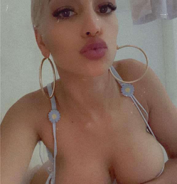   Salut salut petit cœur Je suis une escorte très douce et doué avec sa langue et ses mains ... veux-tu me de couvrir ?contact sans plus attendre par whatsapp.